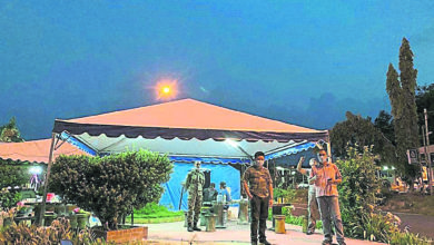 Photo of 陸兆福政秘找幫手 替警員重搭新帳篷
