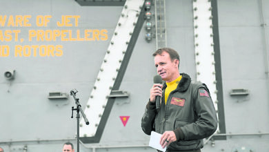 Photo of 外洩冠病疫情求救信惹禍 羅斯福號艦長遭革職