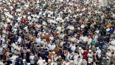 Photo of 沒戴口罩 人群擁擠 印尼穆斯林聚集祈禱慶開齋