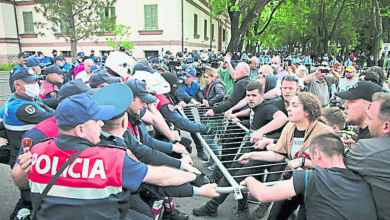 Photo of 阿爾巴尼亞抗議拆卸劇院 總統妻示威也被捕