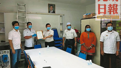 Photo of 【巡視柔府巴剎贈感謝獎狀】檳首長:確保義工充足 市廳將探討執法人手