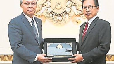 Photo of 賀升任技職教育總監 柔大臣感謝阿茲曼貢獻