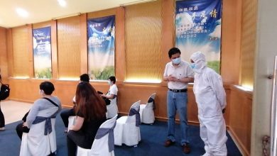 Photo of 隔離期獲官員通融 女生穿防護衣為父扶靈