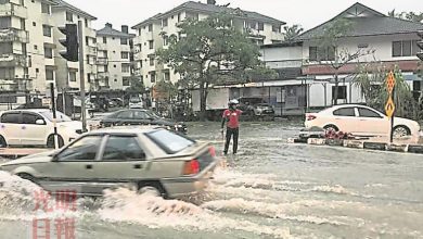 Photo of 送餐員冒雨指揮交通 獲網民點讚 老闆料獎勵