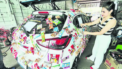 Photo of 泰夫婦車身貼滿共享物資
