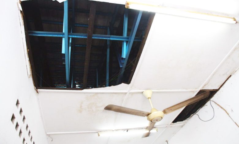住家的天花板已破爛不堪，但因為資金有限，無法修繕。
