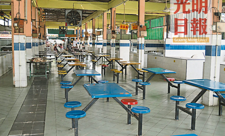 打曼圣陶沙美食小販中心原有的連体餐桌椅子。（檔案照）