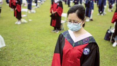 Photo of 武漢大學畢業禮 師生脫帽為冠病逝者默哀