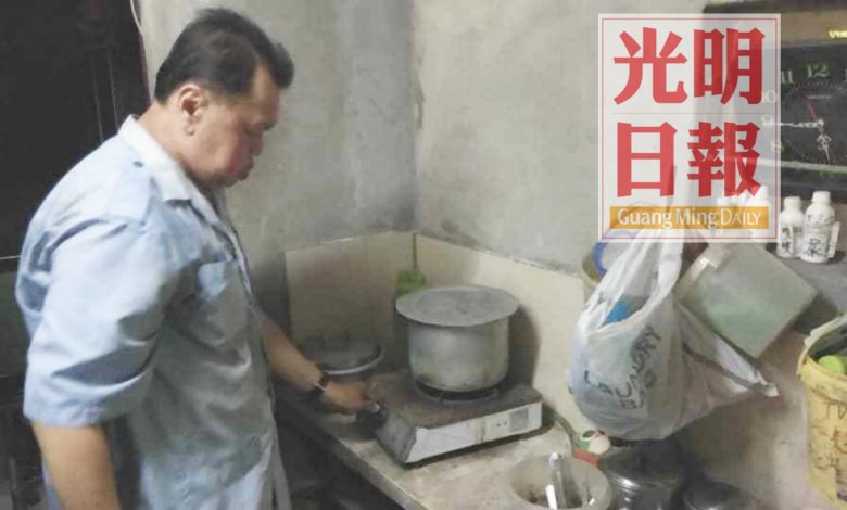 鄧祥和獨居于狹小的蝸居，連煮食也在同一個小空間里。
