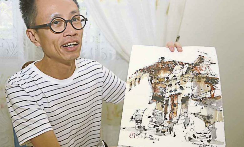 畫家莊嘉強展示他速寫本頭公巷老屋的作品。