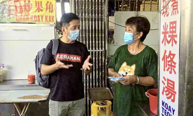 胡棟強派發口罩，拉攏民心。
