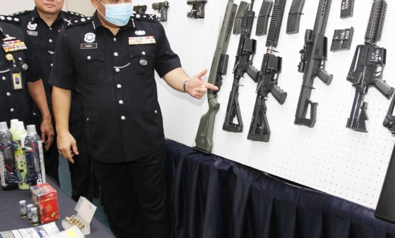 法茲阿末（右）指這些氣槍都是收藏家透過網上訂購，從鄰國運到大馬。