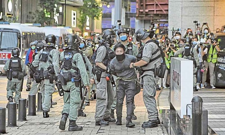 香港警方於國安法實施首日拘捕約370人。