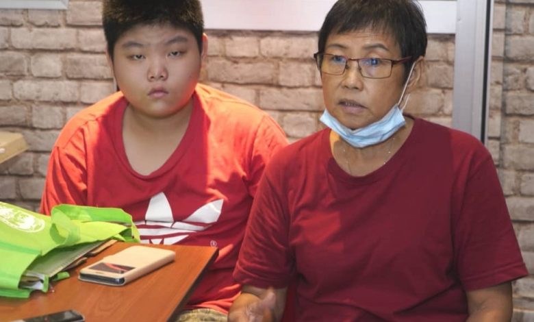 葉嘉軒從小就由婆婆照顧，而目前家里的生活費、甚至手術費也都落到婆婆身上。
