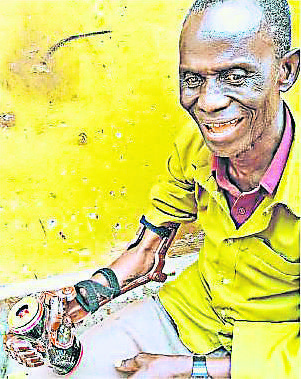 2016年2月，塞拉利昂Asker截肢營布朗村長首次戴上3D打印手臂，拿起啤酒罐。