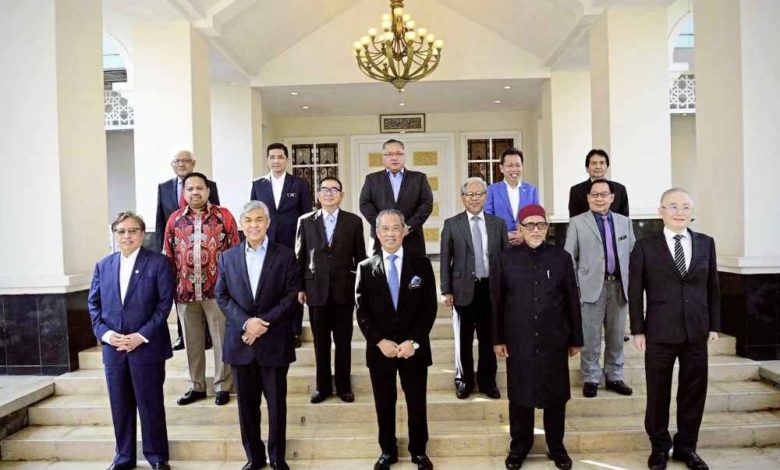 哈迪阿旺（前排右二）表示伊斯蘭黨支持慕尤丁（前排中）的領導及國盟的政治合作。