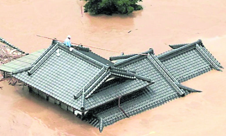 熊本縣蘆北町多地民宅幾乎被淹沒。