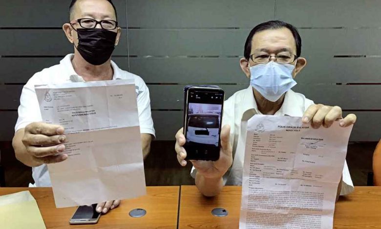 孫育強(左)向林祥和投訴,車子兩年多沒修好,零件卻被拆除更換。