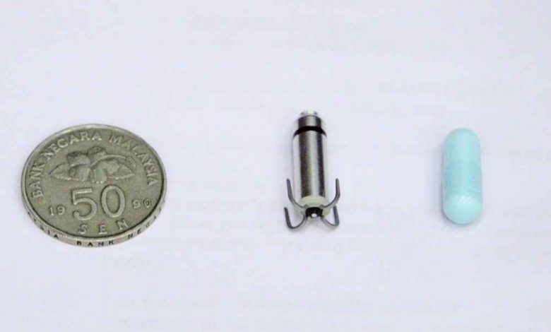 相比傳統心臟起搏器，Micra AV心臟起搏器（中）小10倍，大小與一枚50仙硬幣（左）及一顆藥丸（右）差不多。
