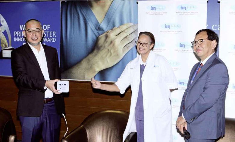 阿茲蘭（左一）說，國家心臟中心今年已6次成功在心動過緩病患的身上置入Micra AV心臟起搏器，是除了美國以外第一個成功完成的國家； 右起為艾再阿贊和蘇琳德。
