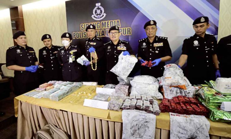 警方逮捕3名來自同一個販毒集團印裔毒販後，起獲總值205萬令吉毒品，以及扣押92萬零372令吉的財物包括大批金飾助查。

