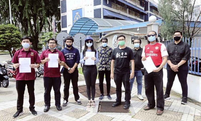張同學在馬大新青年和馬大學生會代表的陪同下前往班底警局報警；左起為林秉安和哈利斯，右四為葉紋清。
