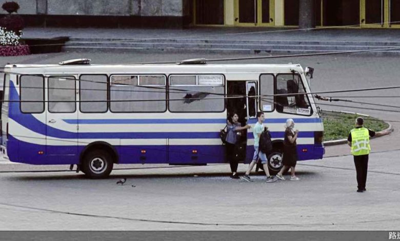 人質獲釋離開巴士。