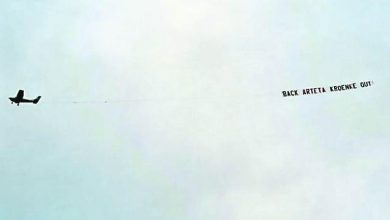 Photo of 球場上空飄過飛機橫幅 要求阿申納老闆OUT