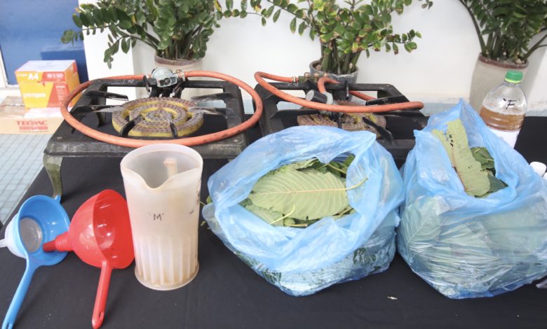 警方在逮捕行動中，也起獲嫌犯用來烹煮哥冬水的器具及2包哥冬葉 。