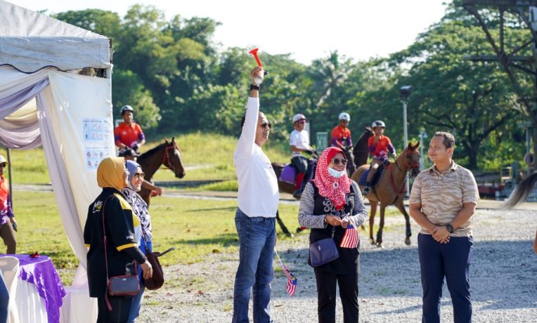 :	霹靂州總警長拿督納沙魯丁（左三）為極限賽馬競賽揭開序幕。