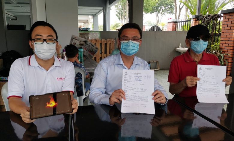 張先生（右起）在鄭凱聰協助下召開記者會，促請借貸公司不要載滋擾他們；左為黃勃揚。