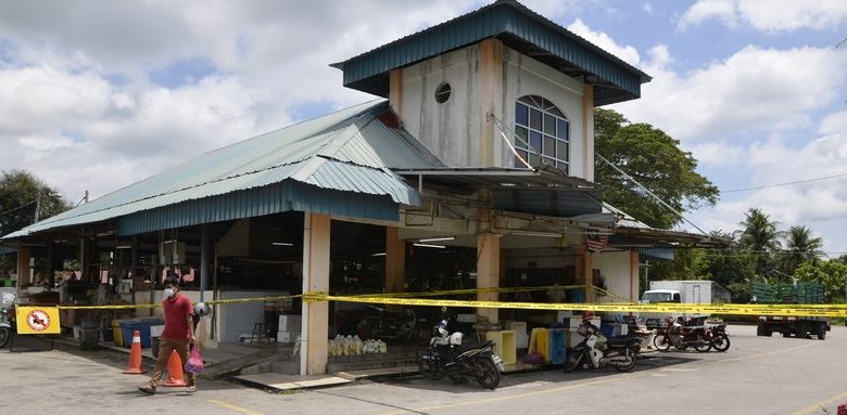 和豐連登路巴剎被警方查封，四周拉上警示線，不準市民進入。