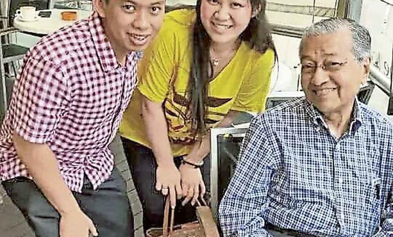涂艺萦庆幸有丈夫（左）的支持，她才可以继续做自己喜欢的事。右为前首相敦马哈迪。