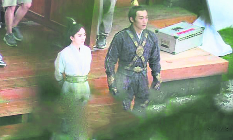对戏的男演员一连NG了两次，杨幂（左）一脸无语对著镜头大翻白眼，还好没有发飙，不然都不知道谁能摆平她了。