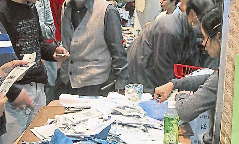 2003年的SARS疫情，街贩都在卖口罩。