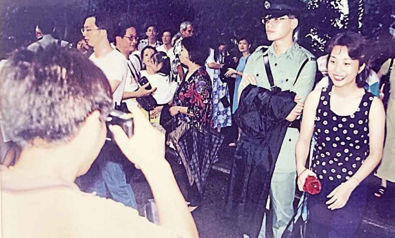 回归前夕，香港人和游客都和警察合照。