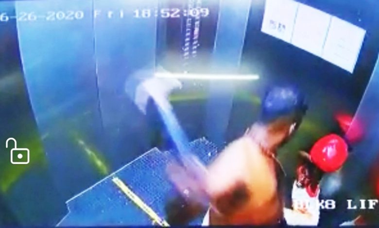 男子在電梯內數次高舉錘子作狀要打男童，但沒真正下手。
