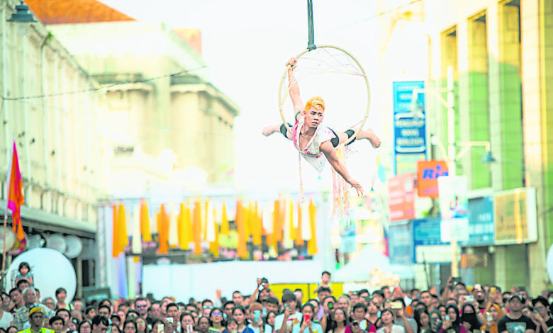 去年，叶国文受邀前往乔治市艺术节表演空中舞蹈。（受访者提供）