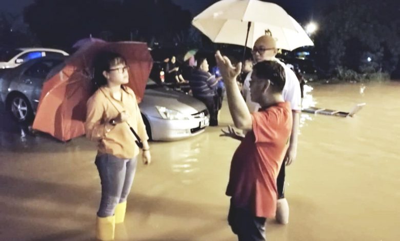 王詩棋（左）向居民了解水災情況。（圖取自王詩棋臉書）
