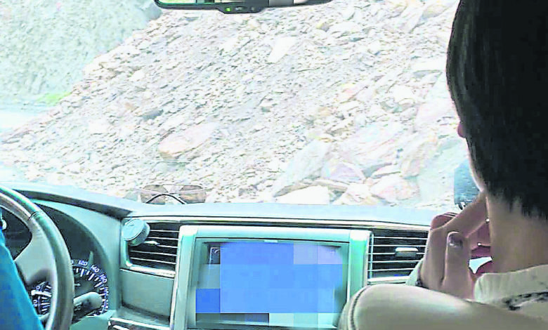 张雨绮贴出自己受困泥石流的惊险经历，照片中大块的山石滚落到道路上，挡住了她所驾车的去路，情况十分危险。
