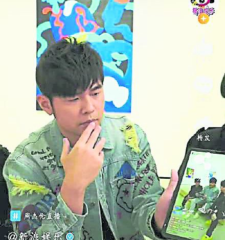 周董表演最强的魔术直播，巧手将硬币变出爱心和字母J，吸引无数粉丝和明星朝圣刷礼物，跃升成为超强网红。。
