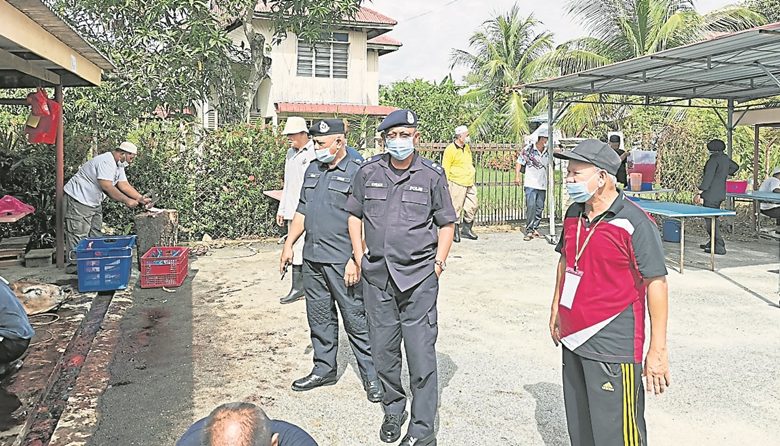 奥玛巴迪亚与各警官巡视县内各清真寺进行宰牲仪式，以确保大家遵守SOP。