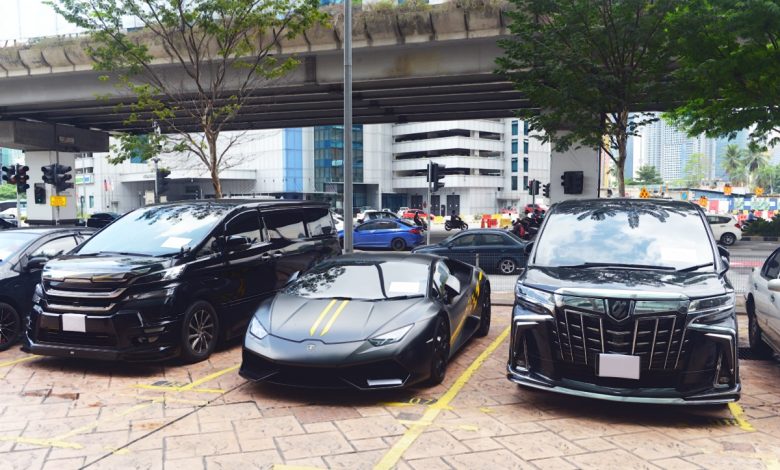 警方在行動中起獲藍寶堅尼、豐田Alphard、Vellfire和馬賽地轎車。
