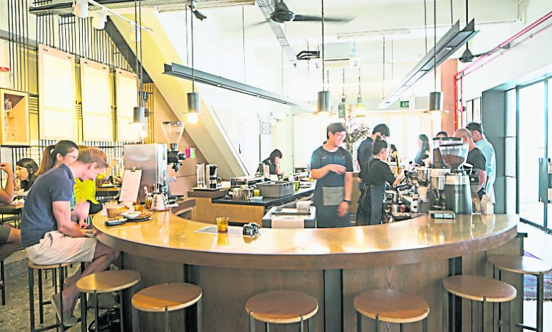 橢圓形咖啡吧檯，顧客在品嚐咖啡之餘，可以360全角度看到手沖咖啡過程，也是賣點之一。
