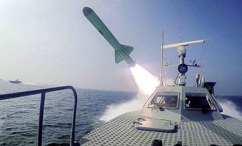 伊朗軍演發射導彈，射擊一艘仿製美國航母。