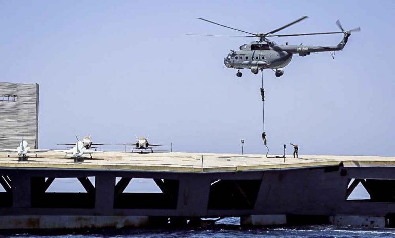 特種部隊從直升機游繩登陸航母甲板上。
