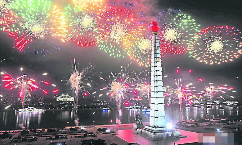 《韓朝停戰協定》簽訂67周年，平壤週一燃放煙火。