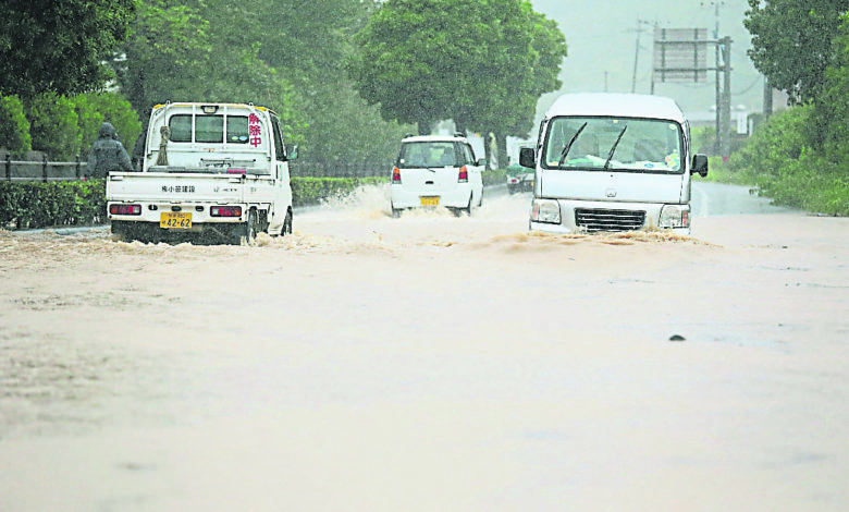 不少道路嚴重積水，車輛需小心翼翼行駛。