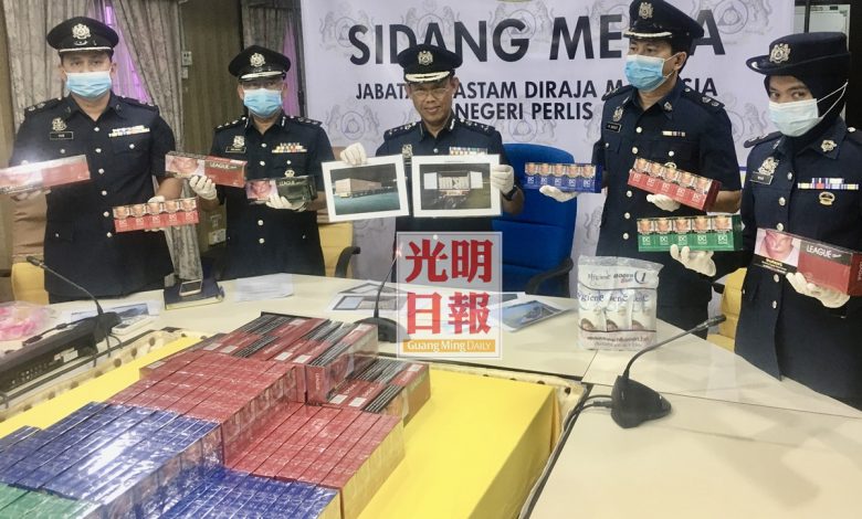 旺諾(中)連同官員展示起獲的逃稅香煙種類。