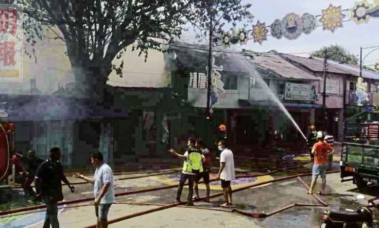 3間雙層老店屋被大火吞噬。
